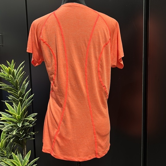 The North Face Athletic scoop neck, soft stretch,logo graphic T, summer,everyday - Picture 4 of 9